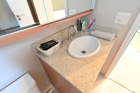 Compra apartamento com varanda e piscina na Vila Clementino. 2 suítes. — Banheiro da Suíte 1