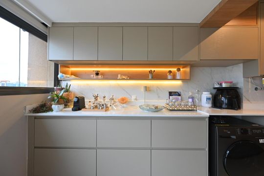 Compra apartamento com varanda e piscina na Vila Clementino. 2 suítes. — Lavanderia