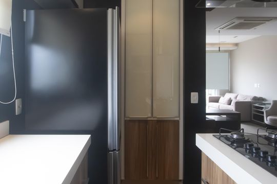 Compra apartamento mobiliado em Vila Olímpia, 3 quartos, varanda, piscina e academia no condomínio. — Cozinha