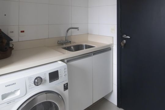 Compra apartamento mobiliado em Vila Olímpia, 3 quartos, varanda, piscina e academia no condomínio. — Área de Serviço