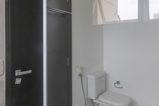 Compra apartamento mobiliado em Vila Olímpia, 3 quartos, varanda, piscina e academia no condomínio. — Banheiro da Suíte