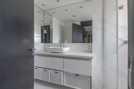 Compra apartamento mobiliado em Vila Olímpia, 3 quartos, varanda, piscina e academia no condomínio. — Banheiro da Suíte