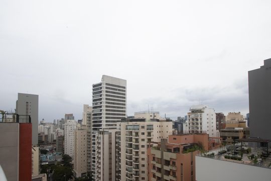 Compra apartamento mobiliado em Vila Olímpia, 3 quartos, varanda, piscina e academia no condomínio. — Varanda da Sala