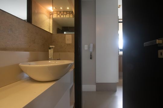 Compra apartamento mobiliado em Vila Olímpia, 3 quartos, varanda, piscina e academia no condomínio. — Lavabo