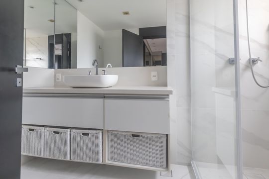 Compra apartamento mobiliado em Vila Olímpia, 3 quartos, varanda, piscina e academia no condomínio. — Banheiro da Suíte