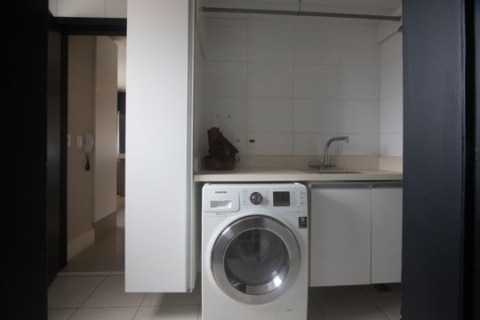 Compra apartamento mobiliado em Vila Olímpia, 3 quartos, varanda, piscina e academia no condomínio. — Área de Serviço