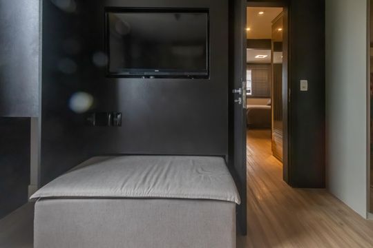 Compra apartamento mobiliado em Vila Olímpia, 3 quartos, varanda, piscina e academia no condomínio. — Quarto Suíte