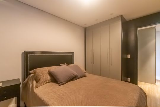 Compra apartamento mobiliado em Vila Olímpia, 3 quartos, varanda, piscina e academia no condomínio. — Quarto 1