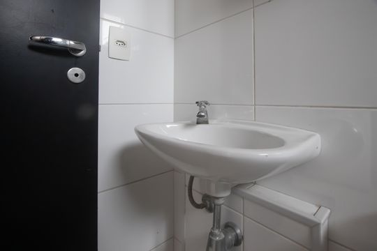 Compra apartamento mobiliado em Vila Olímpia, 3 quartos, varanda, piscina e academia no condomínio. — Banheiro de serviço