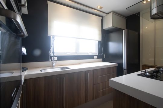 Compra apartamento mobiliado em Vila Olímpia, 3 quartos, varanda, piscina e academia no condomínio. — Cozinha