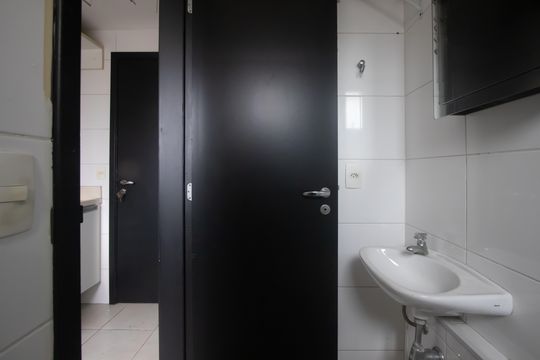 Compra apartamento mobiliado em Vila Olímpia, 3 quartos, varanda, piscina e academia no condomínio. — Banheiro de serviço