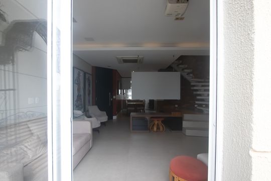 Compra apartamento mobiliado em Vila Olímpia, 3 quartos, varanda, piscina e academia no condomínio. — Varanda da Sala