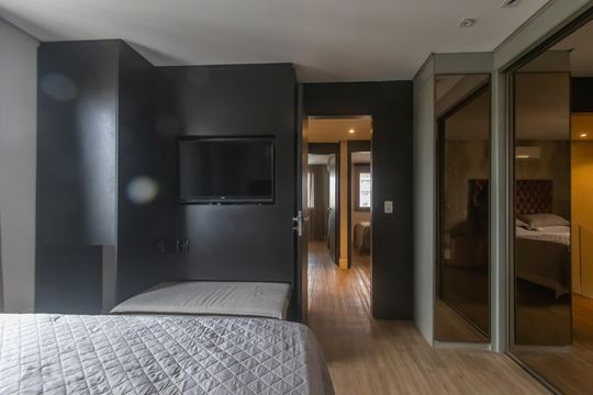 Compra apartamento mobiliado em Vila Olímpia, 3 quartos, varanda, piscina e academia no condomínio. — Quarto Suíte