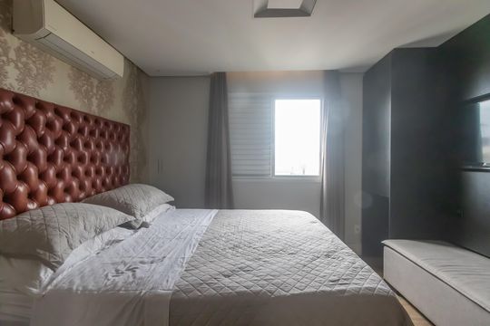 Compra apartamento mobiliado em Vila Olímpia, 3 quartos, varanda, piscina e academia no condomínio. — Quarto Suíte