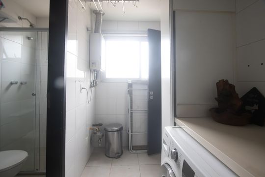 Compra apartamento mobiliado em Vila Olímpia, 3 quartos, varanda, piscina e academia no condomínio. — Área de Serviço
