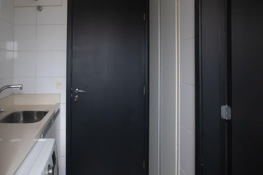Compra apartamento mobiliado em Vila Olímpia, 3 quartos, varanda, piscina e academia no condomínio. — Área de Serviço