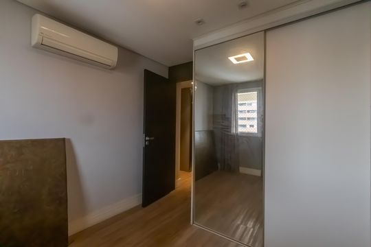 Compra apartamento mobiliado em Vila Olímpia, 3 quartos, varanda, piscina e academia no condomínio. — Quarto 2