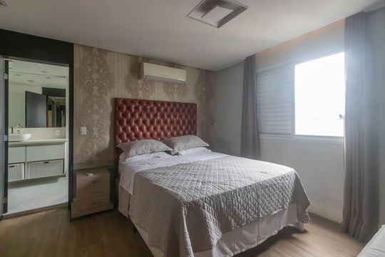 Compra apartamento mobiliado em Vila Olímpia, 3 quartos, varanda, piscina e academia no condomínio. — Quarto Suíte