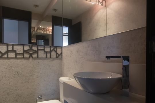Compra apartamento mobiliado em Vila Olímpia, 3 quartos, varanda, piscina e academia no condomínio. — Lavabo