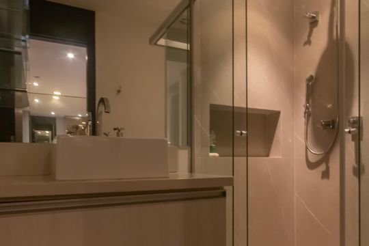 Compra apartamento mobiliado em Vila Olímpia, 3 quartos, varanda, piscina e academia no condomínio. — Banheiro Corredor