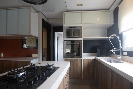Compra apartamento mobiliado em Vila Olímpia, 3 quartos, varanda, piscina e academia no condomínio. — Cozinha
