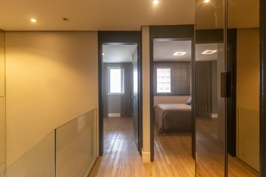 Compra apartamento mobiliado em Vila Olímpia, 3 quartos, varanda, piscina e academia no condomínio. — Corredor
