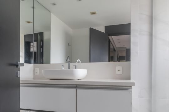 Compra apartamento mobiliado em Vila Olímpia, 3 quartos, varanda, piscina e academia no condomínio. — Banheiro da Suíte