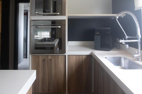 Compra apartamento mobiliado em Vila Olímpia, 3 quartos, varanda, piscina e academia no condomínio. — Cozinha