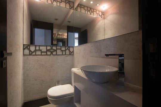 Compra apartamento mobiliado em Vila Olímpia, 3 quartos, varanda, piscina e academia no condomínio. — Lavabo