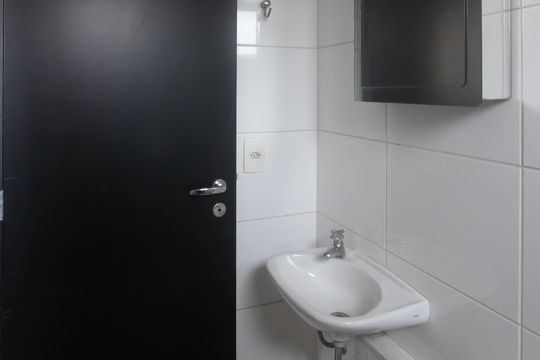 Compra apartamento mobiliado em Vila Olímpia, 3 quartos, varanda, piscina e academia no condomínio. — Banheiro de serviço