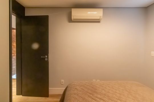 Compra apartamento mobiliado em Vila Olímpia, 3 quartos, varanda, piscina e academia no condomínio. — Quarto 1