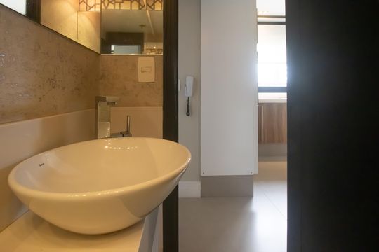 Compra apartamento mobiliado em Vila Olímpia, 3 quartos, varanda, piscina e academia no condomínio. — Lavabo