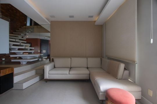 Compra apartamento mobiliado em Vila Olímpia, 3 quartos, varanda, piscina e academia no condomínio. — Sala