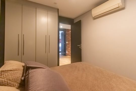 Compra apartamento mobiliado em Vila Olímpia, 3 quartos, varanda, piscina e academia no condomínio. — Quarto 1