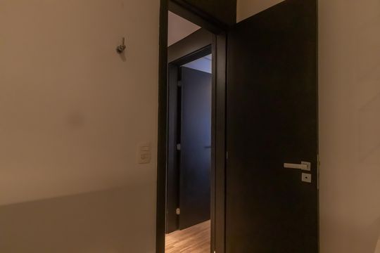 Compra apartamento mobiliado em Vila Olímpia, 3 quartos, varanda, piscina e academia no condomínio. — Banheiro Corredor