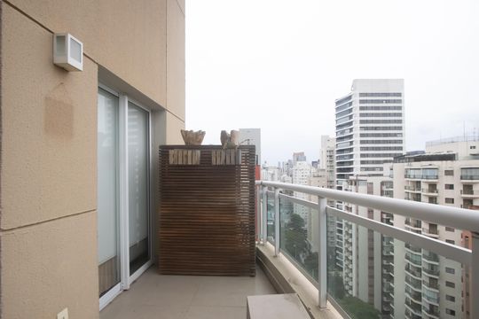Compra apartamento mobiliado em Vila Olímpia, 3 quartos, varanda, piscina e academia no condomínio. — Varanda da Sala