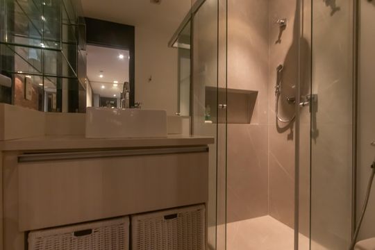 Compra apartamento mobiliado em Vila Olímpia, 3 quartos, varanda, piscina e academia no condomínio. — Banheiro Corredor