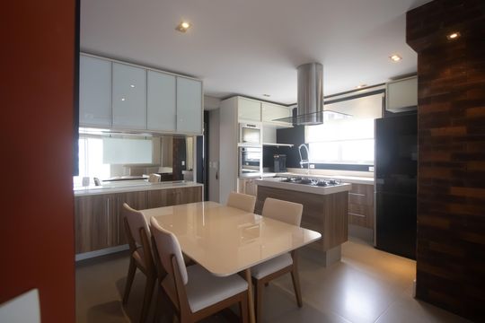 Compra apartamento mobiliado em Vila Olímpia, 3 quartos, varanda, piscina e academia no condomínio. — Cozinha