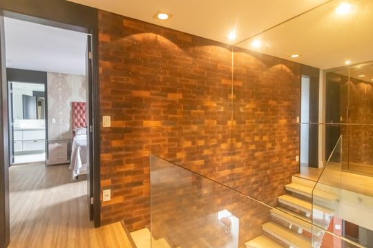 Compra apartamento mobiliado em Vila Olímpia, 3 quartos, varanda, piscina e academia no condomínio. — Corredor
