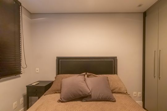 Compra apartamento mobiliado em Vila Olímpia, 3 quartos, varanda, piscina e academia no condomínio. — Quarto 1