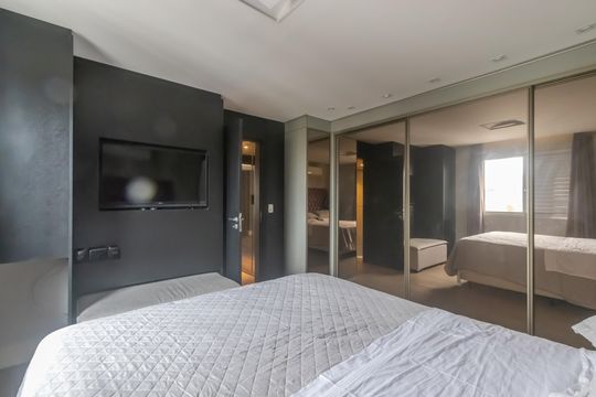 Compra apartamento mobiliado em Vila Olímpia, 3 quartos, varanda, piscina e academia no condomínio. — Quarto Suíte