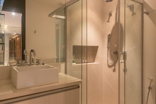 Compra apartamento mobiliado em Vila Olímpia, 3 quartos, varanda, piscina e academia no condomínio. — Banheiro Corredor