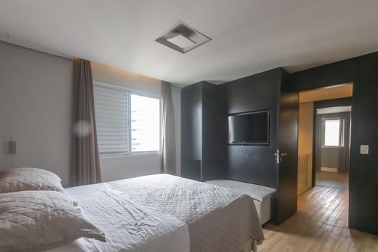 Compra apartamento mobiliado em Vila Olímpia, 3 quartos, varanda, piscina e academia no condomínio. — Quarto Suíte