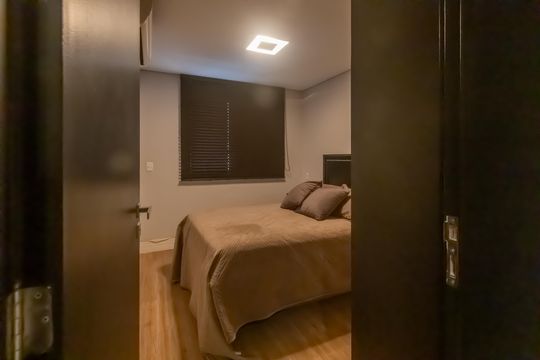 Compra apartamento mobiliado em Vila Olímpia, 3 quartos, varanda, piscina e academia no condomínio. — Quarto 1