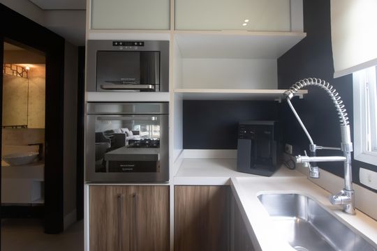 Compra apartamento mobiliado em Vila Olímpia, 3 quartos, varanda, piscina e academia no condomínio. — Cozinha