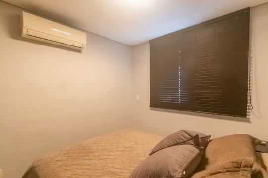 Compra apartamento mobiliado em Vila Olímpia, 3 quartos, varanda, piscina e academia no condomínio. — Quarto 1