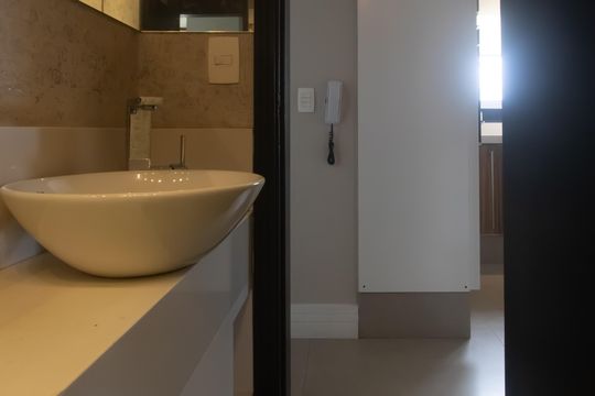 Compra apartamento mobiliado em Vila Olímpia, 3 quartos, varanda, piscina e academia no condomínio. — Lavabo