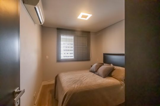 Compra apartamento mobiliado em Vila Olímpia, 3 quartos, varanda, piscina e academia no condomínio. — Quarto 1