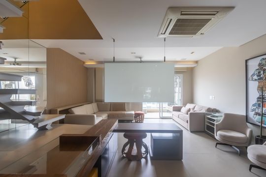 Compra apartamento mobiliado em Vila Olímpia, 3 quartos, varanda, piscina e academia no condomínio. — Sala