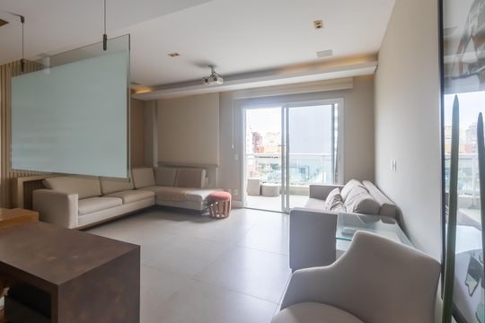 Compra apartamento mobiliado em Vila Olímpia, 3 quartos, varanda, piscina e academia no condomínio. — Sala